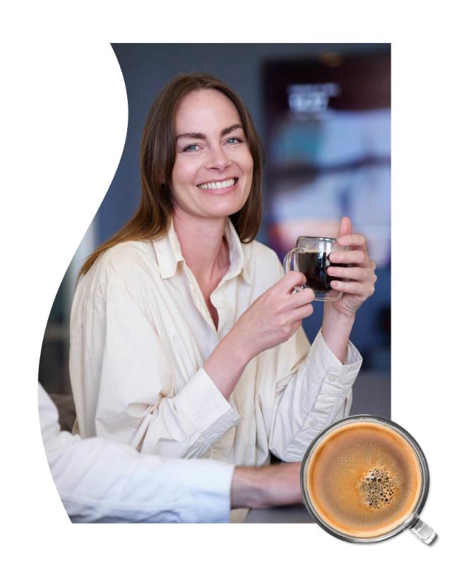 Billede af dame, der sidder ned og drikker en kop kaffe